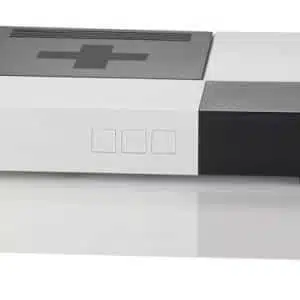 Konsola do gier wideo NES na białym tle.