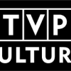 Logo TVP Kultura, białe litery na czarnym tle.