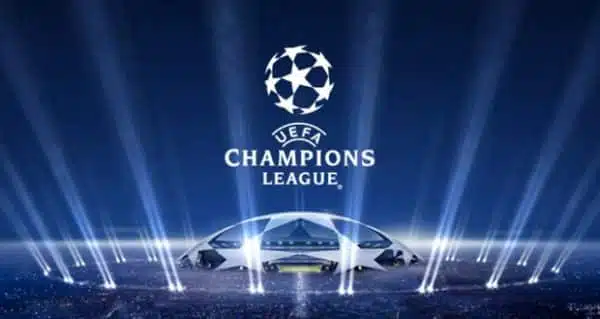 Logo Ligi Mistrzów UEFA z trofeum i reflektorami.