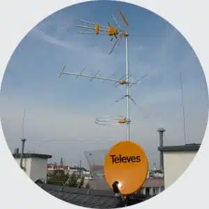 Antena dachowa Televes na tle nieba.