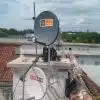 Anteny satelitarne na dachu budynku.