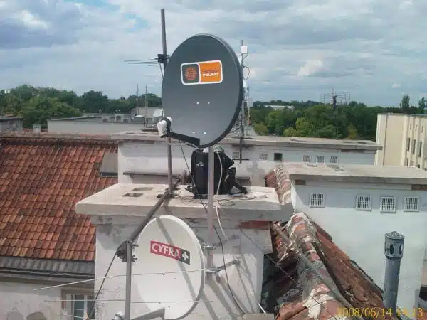 Anteny satelitarne na dachu budynku.