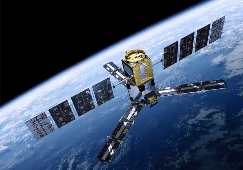 Satelita na orbicie Ziemi z panelemi słonecznymi.