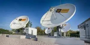Stacja satelitarna z antenami parabolicznymi na zewnątrz.