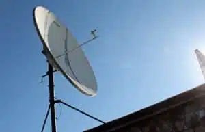 Antena satelitarna na dachu przy słonecznym dniu.