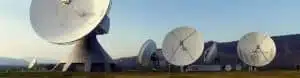Satelitarne anteny telekomunikacyjne na polu.