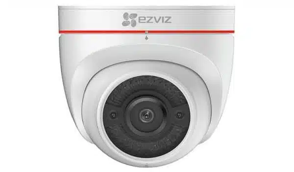 Kamera bezpieczeństwa EZVIZ na białym tle.