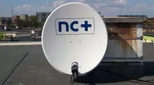 Antena satelitarna nc+ na dachu budynku.