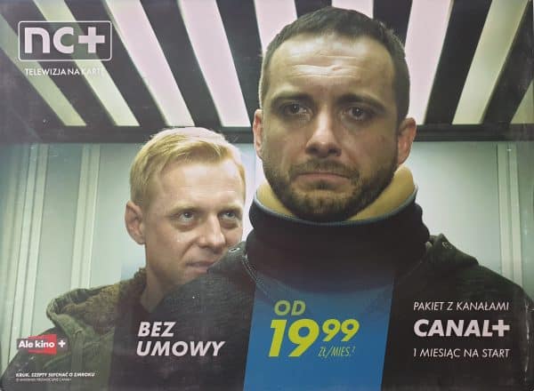 Reklama nc+ z mężczyznami i ofertą telewizyjną.